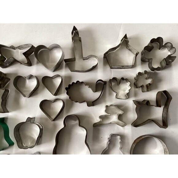 Metal Cookie Cutters Assorted Vtg Lot 43 Teapot Cat Rabbit Leaf Bell Apple Tree - Picture 4 of 14